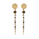 Boucles d'oreilles pendantes composées d'une puce ronde avec le dessin d'un trèfle à quatre feuilles en acier doré et de trois chaînettes surmontées de perles de couleur noire et grise. Pendantes Perle Rond Trèfle  Adolescent Adulte Femme Fille Indémodable Nature Symboles 
