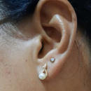 Boucles d'oreilles en plaqué or, perles synthétiques et oxyde de zirconium. Boule Pendantes Perle  Adolescent Adulte Femme Fille Indémodable 