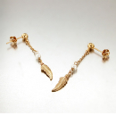Boucles d'oreilles en plaqué or et perle synthétique. Boule Pendantes Perle Plume  Adolescent Adulte Femme Fille Indémodable 