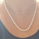 Collier de perles avec fermoir en plaqué or.<br/>Perles d'imitation de Majorque. Boule Perle  Adulte Femme Indémodable Mariage 