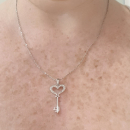 Pendentif en argent 925/000 rhodié et oxyde de zirconium. Clé Coeur  Adulte Amour Femme Indémodable Symboles 