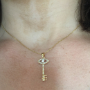 Pendentif clé avec œil de Turquie en plaqué or et oxyde de zirconium. Clé Oeil Oeil de Turquie  Adolescent Adulte Femme Fille Indémodable Religion Symboles 