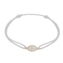 Bracelet cordon en coton de couleur blanche surmonté d'un médaillon de forme ovale en plaqué or 18 carats au contour et croix en relief sur émail de couleur blanche. Cordon Croix Ovale  Adolescent Adulte Femme Fille Indémodable Religion Symboles 