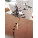 Bracelet avec croix pendante en plaqué or 18 carats et perles de couleur noire.<br/>Fermoir anneau ressort avec rallonge 3 cm. Croix Perle  Adolescent Adulte Femme Fille Indémodable Religion Symboles 