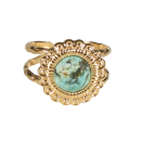Bague en forme de fleur en acier doré surmontée d'une véritable pierre de turquoise d'Afrique.<br/>Taille ajustable. Rond  Adolescent Adulte Femme Fille Fleurs Indémodable Nature 