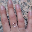 Bague Cercle en argent 925/000 rhodié sertie d'oxydes de zirconium blancs. Anneau Cercle  Adolescent Adulte Femme Fille Indémodable 