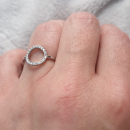 Bague Cercle en argent 925/000 rhodié sertie d'oxydes de zirconium blancs. Anneau Cercle  Adolescent Adulte Femme Fille Indémodable 