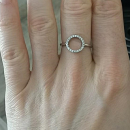Bague Cercle en argent 925/000 rhodié sertie d'oxydes de zirconium blancs. Anneau Cercle  Adolescent Adulte Femme Fille Indémodable 