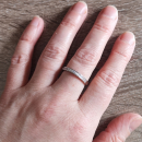 Bague alliance en argent 925/000 rhodié sertie d'oxydes de zirconium blancs carrés. Alliance Anneau Carré  Adolescent Adulte Femme Fille Indémodable 