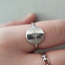 Bague en argent 925 rhodié avec motif étoile sertie d'un oxyde de zirconium blanc. Etoile Rond  Adolescent Adulte Femme Fille Indémodable Nature 