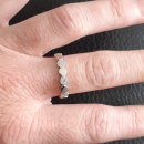 Bague en argent 925/000 rhodié avec pastilles alternées lisses et avec oxydes de zirconium. Rond  Adolescent Adulte Femme Fille Indémodable 
