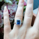 Bague en argent 925/000 rhodié, oxyde de zirconium et pierre synthétique. Rectangle  Adolescent Adulte Femme Fille Indémodable 