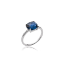 Bague en argent 925/000 rhodié, oxydes de zirconium et griffée d'une pierre imitation saphir. Carré Solitaire  Adolescent Adulte Femme Fille Indémodable 