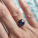 Bague en argent 925/000 rhodié, oxydes de zirconium et griffée d'une pierre imitation saphir. Carré Solitaire  Adolescent Adulte Femme Fille Indémodable 
