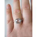 Bague en argent 925/000 rhodié sertie d'oxydes de zirconium blancs et griffée d'une pierre d'imitation bleue. Carré Solitaire  Adolescent Adulte Femme Fille Indémodable 
