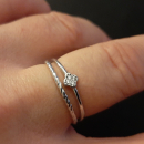 Bague double rangs en argent 925/000 rhodié surmontée d'un trèfle à 4 feuilles pavé d'oxydes de zirconium blancs. Strass Trèfle  Adolescent Adulte Femme Fille Indémodable Symboles 