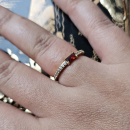 Bague en plaqué or jaune 18 carats sertie d'un oxyde de grenat véritable et pavée d'oxydes de zirconium blancs. Rectangle  Adolescent Adulte Femme Fille Indémodable 
