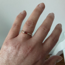 Bague en plaqué or jaune 18 carats sertie d'un oxyde de grenat véritable et pavée d'oxydes de zirconium blancs. Rectangle  Adolescent Adulte Femme Fille Indémodable 