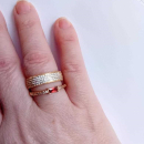 Bague en plaqué or jaune 18 carats sertie d'un oxyde de grenat véritable et pavée d'oxydes de zirconium blancs. Rectangle  Adolescent Adulte Femme Fille Indémodable 