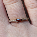 Bague en plaqué or jaune 18 carats sertie d'un oxyde de grenat véritable et pavée d'oxydes de zirconium blancs. Rectangle  Adolescent Adulte Femme Fille Indémodable 