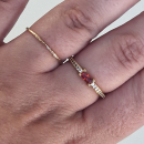Bague en plaqué or jaune 18 carats sertie d'un oxyde de grenat véritable et pavée d'oxydes de zirconium blancs. Rectangle  Adolescent Adulte Femme Fille Indémodable 