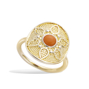 Bague surmontée d'une pastille ronde représentant une fleur en plaqué or jaune 18 carats sertie d'une pierre synthétique de couleur rouge corail. Rond  Adolescent Adulte Femme Fille Fleurs Indémodable 