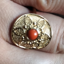Bague surmontée d'une pastille ronde représentant une fleur en plaqué or jaune 18 carats sertie d'une pierre synthétique de couleur rouge corail. Rond  Adolescent Adulte Femme Fille Fleurs Indémodable 