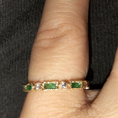 Bague en plaqué or jaune 18 carats pavée d'oxydes de zirconium blancs et pierres de couleur verte. Strass  Adolescent Adulte Femme Fille Indémodable 