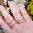 Bague alliance en plaqué or jaune 18 carats pavée d'oxydes de zirconium blancs. Alliance Anneau  Adolescent Adulte Femme Fille Indémodable Mariage 