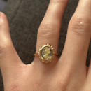 Bague en plaqué or jaune 18 carats surmontée d'un camée d'imitation. Camée Ovale  Adulte Femme Indémodable Personnage 