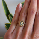 Bague en plaqué or jaune 18 carats surmontée d'un camée d'imitation. Camée Ovale  Adulte Femme Indémodable Personnage 