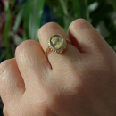 Bague en plaqué or jaune 18 carats surmontée d'un camée d'imitation. Camée Ovale  Adulte Femme Indémodable Personnage 
