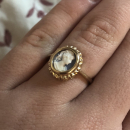 Bague en plaqué or jaune 18 carats surmontée d'un camée d'imitation. Camée Ovale  Adulte Femme Indémodable Personnage 