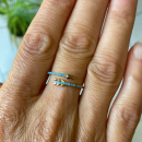Bague en forme de flèche en plaqué or jaune 18 carats pavée de pierres turquoises d'imitation. Flèche  Adulte Femme Indémodable Symboles 