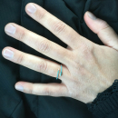 Bague en forme de flèche en plaqué or jaune 18 carats pavée de pierres turquoises d'imitation. Flèche  Adulte Femme Indémodable Symboles 
