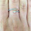 Bague en forme de flèche en plaqué or jaune 18 carats pavée de pierres turquoises d'imitation. Flèche  Adulte Femme Indémodable Symboles 