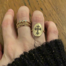 Bague ovale en plaqué or et croix en pierres synthétiques noires. Croix Ovale  Adolescent Adulte Femme Fille Indémodable Religion Symboles 