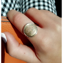 Bague pastille ronde avec motif arbre de vie en plaqué or 18 carats. Arbre Rond  Adolescent Adulte Femme Fille Indémodable Nature Symboles 