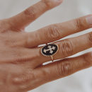 Bague motif croix en plaqué or jaune 18 carats avec émail de couleur noire et sertie d'oxydes de zirconium blancs. Croix Ovale Strass  Adolescent Adulte Femme Fille Indémodable Religion Symboles 