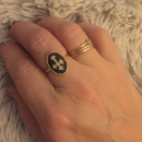 Bague motif croix en plaqué or jaune 18 carats avec émail de couleur noire et sertie d'oxydes de zirconium blancs. Croix Ovale Strass  Adolescent Adulte Femme Fille Indémodable Religion Symboles 