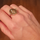 Bague en plaqué or 18 carats avec pastille réversible de forme ovale à double face, l'une lisse avec motif de serpent en relief et l'autre en émail de couleur noire et motif de serpent en relief. Ovale Serpent  Adolescent Adulte Animaux Femme Fille Indémodable 