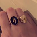 Bague en plaqué or 18 carats avec pastille réversible de forme ovale à double face, l'une lisse avec motif de serpent en relief et l'autre en émail de couleur noire et motif de serpent en relief. Ovale Serpent  Adolescent Adulte Animaux Femme Fille Indémodable 