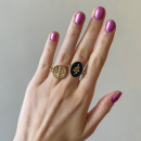 Bague en plaqué or 18 carats avec pastille réversible de forme ovale à double face, l'une lisse avec motif de serpent en relief et l'autre en émail de couleur noire et motif de serpent en relief. Ovale Serpent  Adolescent Adulte Animaux Femme Fille Indémodable 