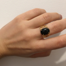 Bague branches de laurier en plaqué or jaune 18 carats surmontée d'une véritable pierre d'agate noire sertie 4 griffes.<br/>L'agate représente l'équilibre et l'harmonie. Elle est symbole de force et de soutien dans les moments difficiles en recentrant les énergies. Pierre d'ancrage à la terre, elle aide à disperser les énergies négatives et confère stabilité et confiance de soi. Laurier Ovale  Adolescent Adulte Femme Fille Indémodable Nature Symboles 