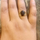 Bague branches de laurier en plaqué or jaune 18 carats surmontée d'une véritable pierre d'agate noire sertie 4 griffes.<br/>L'agate représente l'équilibre et l'harmonie. Elle est symbole de force et de soutien dans les moments difficiles en recentrant les énergies. Pierre d'ancrage à la terre, elle aide à disperser les énergies négatives et confère stabilité et confiance de soi. Laurier Ovale  Adolescent Adulte Femme Fille Indémodable Nature Symboles 