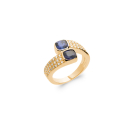Bague en plaqué or jaune 18 carats pavée en partie d'oxydes de zirconium surmontée de deux pierres synthétiques de couleur bleue serties clos de forme carré.  Carré Strass  Adolescent Adulte Femme Fille Indémodable 