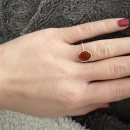 Bague en plaqué or jaune 18 carats surmontée d'une véritable pierre d'agate rouge sertie 4 griffes de forme ovale. Ovale  Adolescent Adulte Femme Fille Indémodable 
