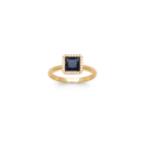 Bague en plaqué or jaune 18 carats surmontée d'une pierre de couleur bleue sertie clos entourée d'un pavage d'oxydes de zirconium blancs. Carré  Adolescent Adulte Femme Fille Indémodable 