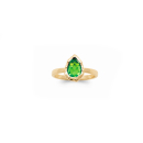 Bague en plaqué or jaune 18 carats surmontée d'une pierre de couleur verte sertie clos en forme de goutte. Goutte  Adolescent Adulte Femme Fille Indémodable 
