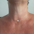 Collier composé d'un fil de pêche nylon et d'un pendentif en forme de goutte en plaqué or jaune 18 carats serti d'un oxyde de zirconium blanc. Goutte Strass  Adolescent Adulte Femme Fille Indémodable 